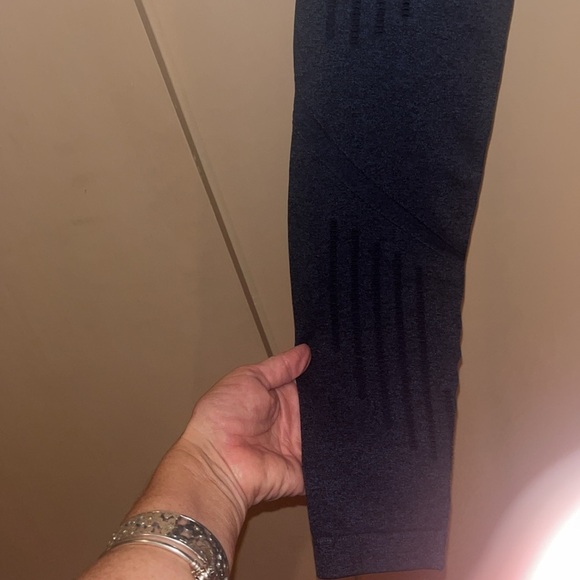 Navy Blue textured leggings / yoga pants with decorative openings size medium - Picture 8 of 9